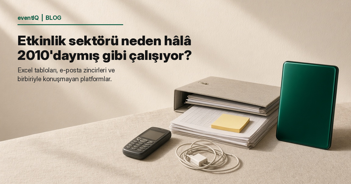 Güneşli bir masada eski bir tuşlu telefon, klasör, yapışkan notlu Excel çıktıları ve şarj kablosunun yanında duran yeşil bir tablet; solda "Etkinlik sektörü neden hâlâ 2010'daymış gibi çalışıyor?" başlığı